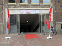 848338 Gezicht op de ingang van de onlangs geopende Fietsenstalling Neude onder het voormalige Hoofdpostkantoor (thans ...